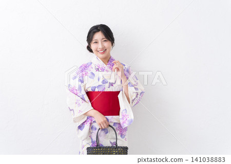 一個女人穿著浴衣 一個女人穿著浴衣 141038883