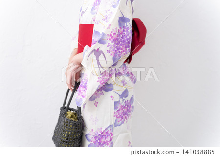 一個女人穿著浴衣 141038885