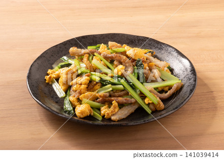 Stir-fried pork, komatsuna (Japanese mustard spinach), and egg with oyster sauce. 141039414