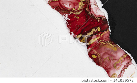 右側撕破的黑色日本紙下隱約可見深紅色和金色的大理石紋水彩背景。 141039572