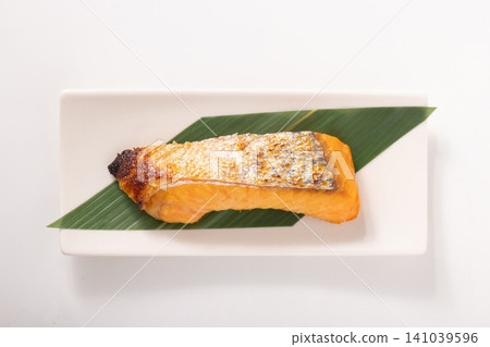 [Chilean farmed] Silver salmon belly dried and grilled. 141039596