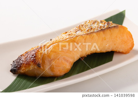 [Chilean farmed] Silver salmon belly dried and grilled. 141039598