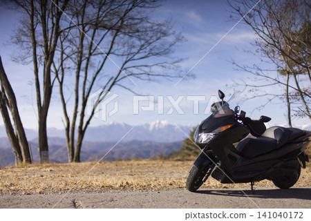 北阿爾卑斯山的秋景和一輛摩托車 北阿爾卑斯山的秋景和一輛摩托車 141040172