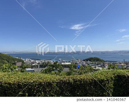 從淡路島眺望本州島(淡路高速公路綠洲,兵庫縣淡路市;照片拍攝於六月) 從淡路島眺望本州島(淡路高速公路綠洲,兵庫縣淡路市;照片拍攝於六月) 141040367