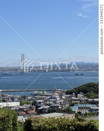 從淡路島眺望本州島(淡路高速公路綠洲,兵庫縣淡路市;照片拍攝於六月) 從淡路島眺望本州島(淡路高速公路綠洲,兵庫縣淡路市;照片拍攝於六月) 141040371