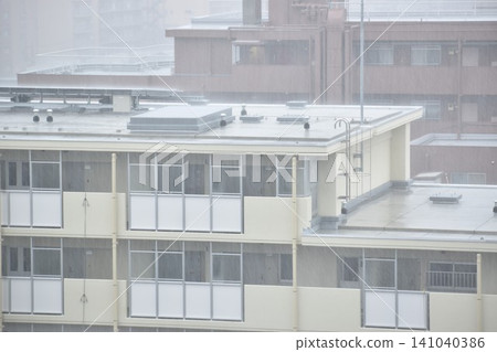 颱風帶來的強降雨 颱風帶來的強降雨 141040386