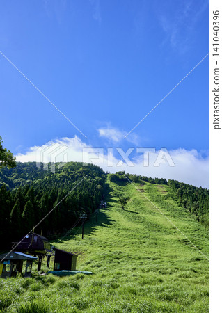 夏季登山季伊始,日本200座名山之一的仙之山展現出壯麗的自然風光。 夏季登山季伊始,日本200座名山之一的仙之山展現出壯麗的自然風光。 141040396