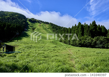 The magnificent nature of Mt. Hyonosen, one of Japan's 200 Famous Mountains, as the summer climbing season begins. The magnificent nature of Mt. Hyonosen, one of Japan's 200 Famous Mountains, as the summer climbing season begins. 141040397