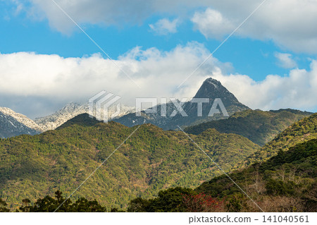 屋久島的七子山,冬天看起來很像馬特洪峰。 屋久島的七子山,冬天看起來很像馬特洪峰。 141040561