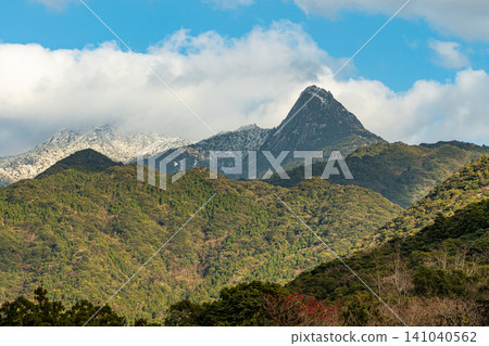 屋久島的七子山,冬天看起來很像馬特洪峰。 屋久島的七子山,冬天看起來很像馬特洪峰。 141040562