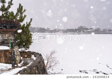 This photo was taken at Hirosawa Pond in Ukyo Ward, Kyoto City, during a heavy snowfall. This photo was taken at Hirosawa Pond in Ukyo Ward, Kyoto City, during a heavy snowfall. 141040614