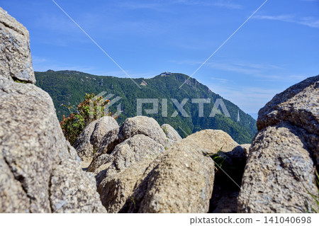 被譽為「鈴鹿的馬特洪峰」的鐮岳,進入了登山季。 被譽為「鈴鹿的馬特洪峰」的鐮岳,進入了登山季。 141040698