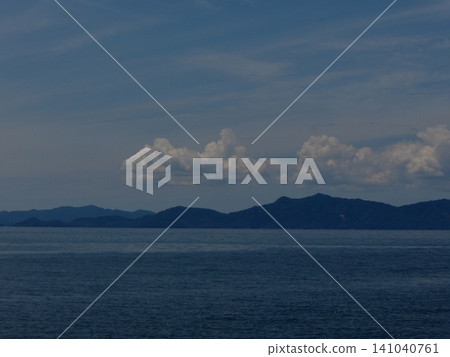 八代海的景色，碧藍的海水，飄浮的白色夏日雲朵。 141040761