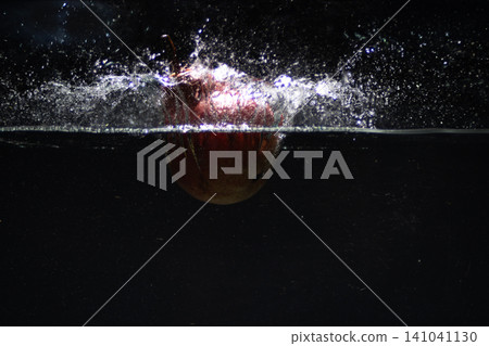 Horizontal picture of a red apple splashing into refreshing clear water Horizontal picture of a red apple splashing into refreshing clear water 141041130