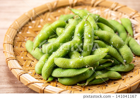 Freshly boiled edamame served in a colander 141041167