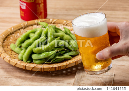 在家喝冰啤酒,吃新鮮煮熟的毛豆 在家喝冰啤酒,吃新鮮煮熟的毛豆 141041335