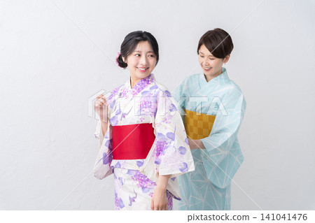Women getting dressed in yukata 141041476