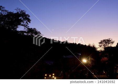 大阪勝尾寺的秋景,傍晚的秋空澄澈,秋葉絢麗。 大阪勝尾寺的秋景,傍晚的秋空澄澈,秋葉絢麗。 141041692