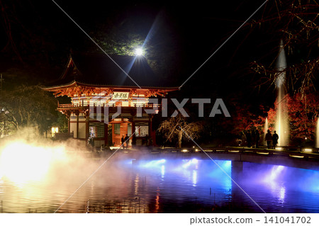 大阪勝尾寺的秋景,傍晚的秋空澄澈,秋葉絢麗。 大阪勝尾寺的秋景,傍晚的秋空澄澈,秋葉絢麗。 141041702