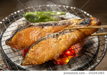 用木炭烤鮭魚。 用木炭烤鮭魚。 141041965