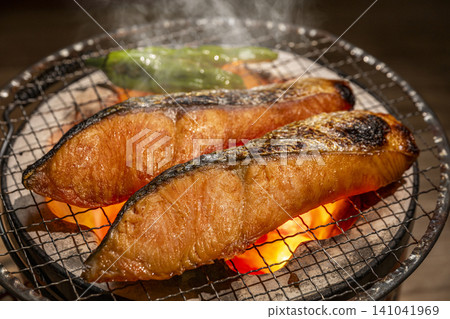 用木炭烤鮭魚。 用木炭烤鮭魚。 141041969