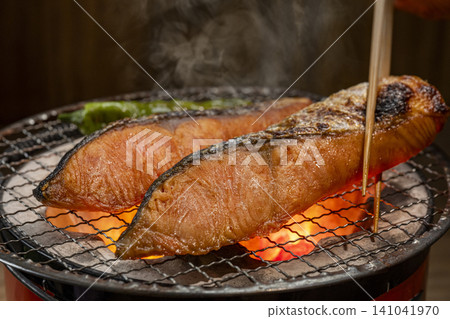 用木炭烤鮭魚。 用木炭烤鮭魚。 141041970