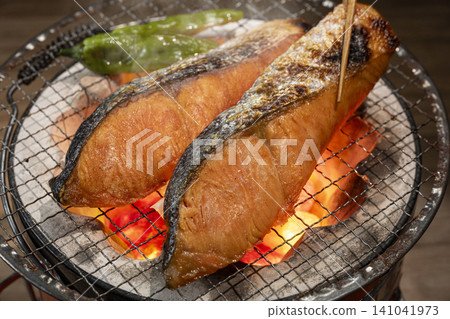 用木炭烤鮭魚。 用木炭烤鮭魚。 141041973