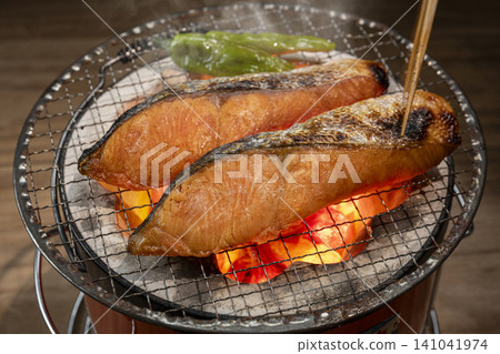 用木炭烤鮭魚。 用木炭烤鮭魚。 141041974