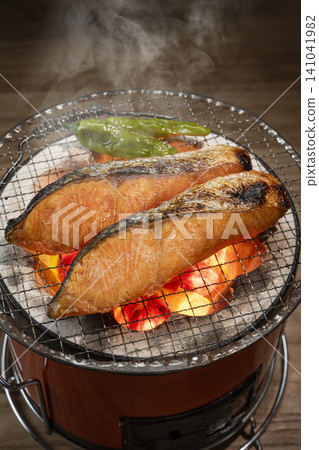 用木炭烤鮭魚。 用木炭烤鮭魚。 141041982