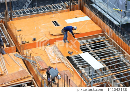 Structural work for an apartment building (formwork slab installation) - Image Structural work for an apartment building (formwork slab installation) - Image 141042188