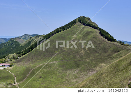 The lush green grasslands of Soni Plateau, where a refreshing breeze of early summer blows. The lush green grasslands of Soni Plateau, where a refreshing breeze of early summer blows. 141042323