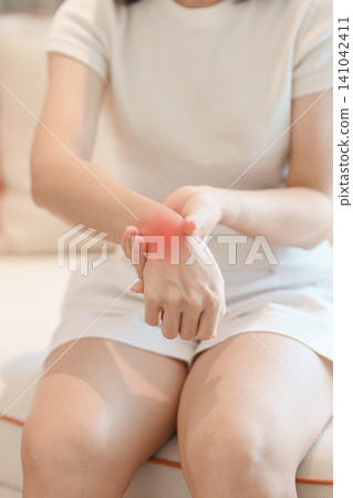 Woman having wrist pain for Carpal Tunnel Syndrome, Wrist Tendinitis, muscle ache, De Quervain s tenosynovitis, ergonomic, Hand Osteoarthritis, Office syndrome and Parkinson disease concept Woman having wrist pain for Carpal Tunnel Syndrome, Wrist Tendinitis, muscle ache, De Quervain s tenosynovitis, ergonomic, Hand Osteoarthritis, Office syndrome and Parkinson disease concept 141042411