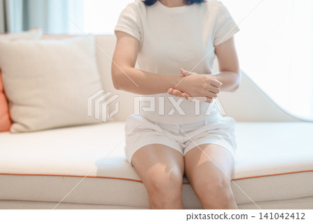 Woman having wrist pain for Carpal Tunnel Syndrome, Wrist Tendinitis, muscle ache, De Quervain s tenosynovitis, ergonomic, Hand Osteoarthritis, Office syndrome and Parkinson disease concept Woman having wrist pain for Carpal Tunnel Syndrome, Wrist Tendinitis, muscle ache, De Quervain s tenosynovitis, ergonomic, Hand Osteoarthritis, Office syndrome and Parkinson disease concept 141042412
