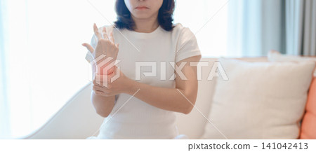 Woman having wrist pain for Carpal Tunnel Syndrome, Wrist Tendinitis, muscle ache, De Quervain s tenosynovitis, ergonomic, Hand Osteoarthritis, Office syndrome and Parkinson disease concept Woman having wrist pain for Carpal Tunnel Syndrome, Wrist Tendinitis, muscle ache, De Quervain s tenosynovitis, ergonomic, Hand Osteoarthritis, Office syndrome and Parkinson disease concept 141042413