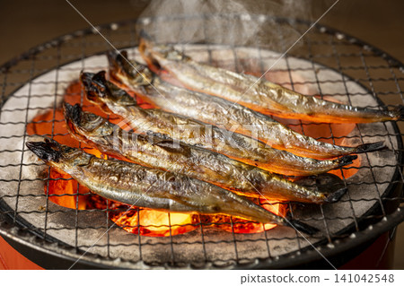 看起來很美味的炭烤胡瓜魚 看起來很美味的炭烤胡瓜魚 141042548