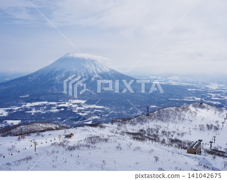 從二世古村滑雪度假村的仙境樂園眺望羊蹄山和二世古纜車山頂站。 從二世古村滑雪度假村的仙境樂園眺望羊蹄山和二世古纜車山頂站。 141042675