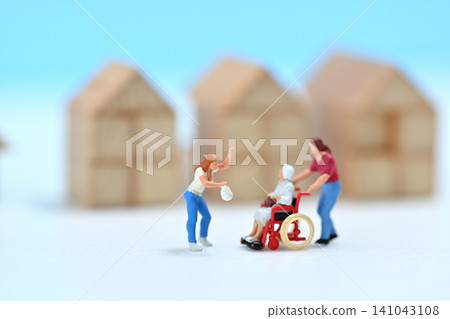 畫面中,一位女士正在將遺忘物品送到一位坐在輪椅上的老人手中。 畫面中,一位女士正在將遺忘物品送到一位坐在輪椅上的老人手中。 141043108