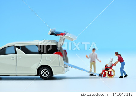 護理輪椅和福利車輛接送圖片 141043112