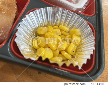 便當盒裡的玉米當配菜 141043400
