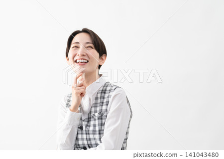 穿著辦公室制服的年輕女子 商業形象 141043480
