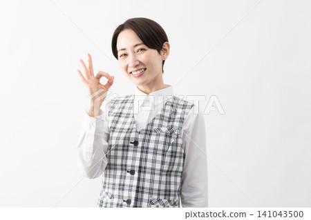 穿著辦公室制服的年輕女子 商業形象 141043500