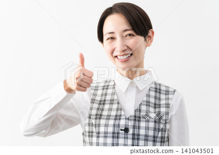 穿著辦公室制服的年輕女子 商業形象 穿著辦公室制服的年輕女子 商業形象 141043501