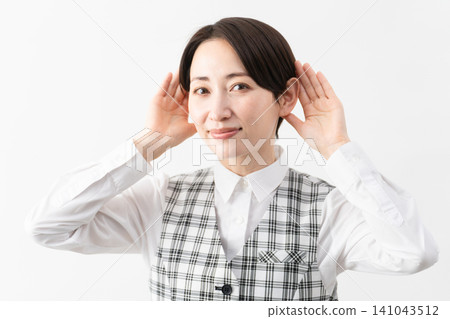 穿著辦公室制服的年輕女子 商業形象 穿著辦公室制服的年輕女子 商業形象 141043512