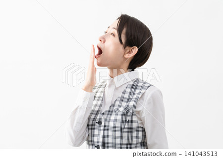 穿著辦公室制服的年輕女子 商業形象 穿著辦公室制服的年輕女子 商業形象 141043513