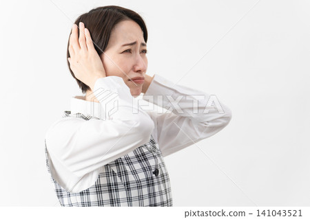 穿著辦公室制服的年輕女子 商業形象 穿著辦公室制服的年輕女子 商業形象 141043521