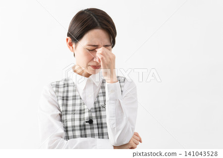 穿著辦公室制服的年輕女子 商業形象 穿著辦公室制服的年輕女子 商業形象 141043528