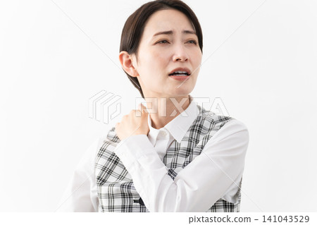 穿著辦公室制服的年輕女子 商業形象 穿著辦公室制服的年輕女子 商業形象 141043529