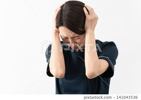 穿著美容院制服的年輕女子美容形象 穿著美容院制服的年輕女子美容形象 141043536