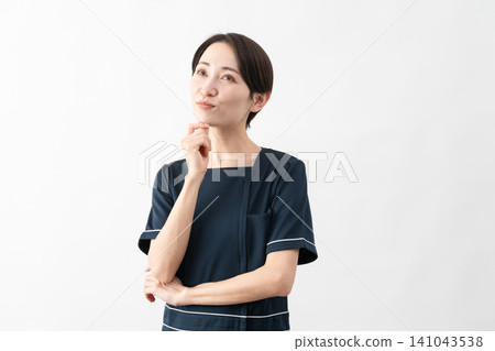 穿著美容院制服的年輕女子美容形象 穿著美容院制服的年輕女子美容形象 141043538