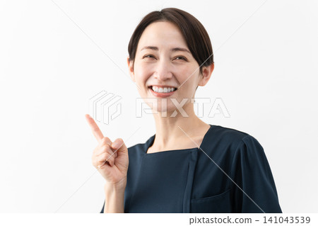 穿著美容院制服的年輕女子美容形象 141043539